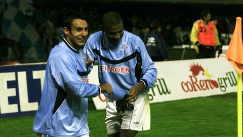 Gustavo L�pez y Catanha celebran un gol del Celta ante el Estrella Roja.