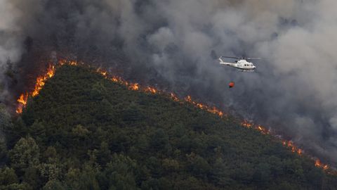 Un helicóptero sobrevuela el fuego que comenzó en Larouco y se extendió a la zona vecina de Folgoso do Courel
