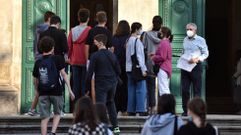 Alumnos entrando en el instituto Eusebio da Guarda de A Coru�a, que oferta el Stembach.