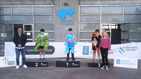 En el centro del podio, Rayan Aslaoui, campeón gallego sub-10 de lanzamiento de peso.