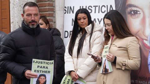  Familiares y amigos de Esther Lpez se concentran a las puertas de los juzgados de Valladolid en una jornada en la que est prevista la declaracin de varios guardias civiles y del voluntario que se encontr el cadver de la joven de forma accidental el 5 de febrero de 2022, 23 das ms tarde de su desaparicin.