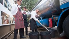 Los empleados de las casetas tuvieron que surtirse de agua de la cisterna enviada por el concello
