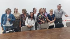 Trabajadoras de la empresa SPS, con García Pedrosa, en el local de sindicatos de Pontevedra