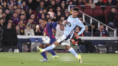 El jugador del Celta Hugo &Aacute;lvarez, con Jules Kounde, durante el partido del mi&eacute;rcoles.