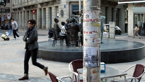 Muchas farolas de la ciudad tienen carteles pegados para ofrecer alg�n servicio