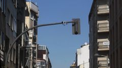 C�maras de control del tr�fico instaladas en un sem�foro en una calle de Monforte