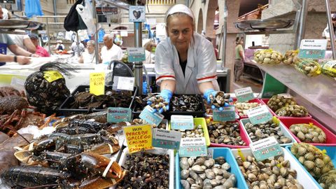 El puesto de Emilio Marsal, en la plaza de abastos de Pontevedra, rotula bien claro el producto gallego que tiene a la venta