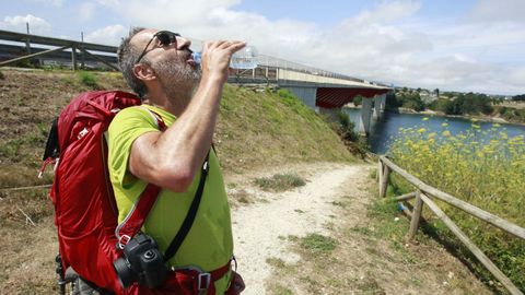 La senda discurrir bajo el puente de los Santos