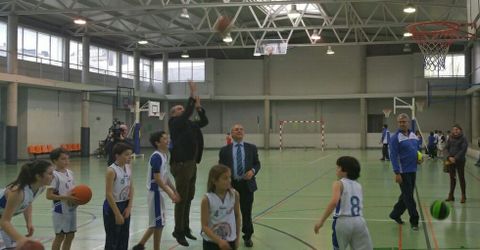 El presidente de la Diputaci�n ayer en un lanzamiento a canasta en el pabell�n de los institutos