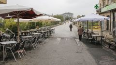 Terrazas vacias en la ma�ana del lunes, en el entorno del puente Romano 