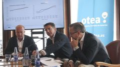 El presidente de OTEA, Jos Luis Almeida, (c), acompaado por los vicepresidentes de a entidad, Fernando Corral (i) y Javier Martinez (d) durante la presentacin del balance de actividad del verano