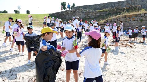 Voz Natura, limpieza de playas de los alumnos de La Milagrosa,