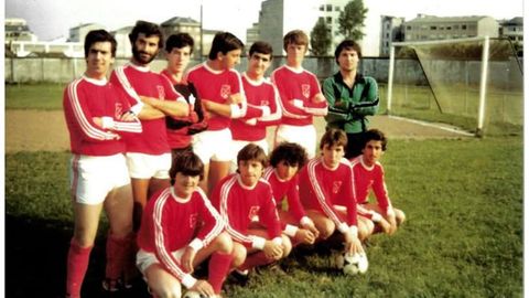 Juanjo, primero de pie empezando por la izquierda, ser&aacute; homenajeado el s&aacute;bado en O Toldo. 