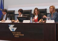 La catedr�tica Raquel Castillejo -derecha- dirige el curso. 