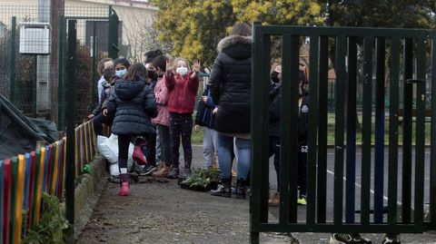 O traballo na horta involucra a todos os estudantes do colexio da Gndara