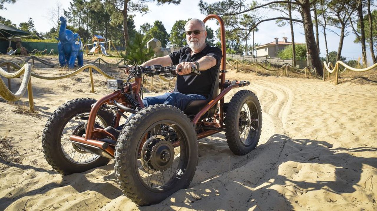 El exoquad, un vehículo adaptado, se prueba en el parque Aventura Dakart