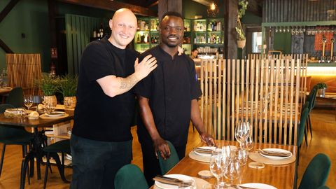 Isaac M�guez, el due�o del restaurante Cuatro Elementos de Tui, y Doudou Diop, que trabaja all� y que solicitar� la regularizaci�n extraordinaria del Gobierno