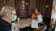 En imagen de archivo, dos clientes de un establecimiento hostelero de A Mari�a mostrando el certificado covid para acceder al interior