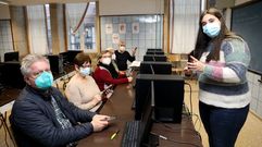 Xiana Rold�n (a la derecha de la foto) empez� el a�o pasado en Ategal haciendo all� sus pr�cticas del ciclo de Animaci�n Sociotur�stica. Tuvo tan buena conexi�n con el alumnado que le propusieron dar este curso las clases de nuevas tecnolog�as. Los martes por la tarde ense�a a  los mayores de Santiago a utilizar el m�vil y los jueves da inform�tica b�sica. 