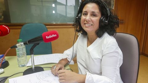 Margarita Lamela, alcaldesa de Cee, nunha visita a Radio Voz 