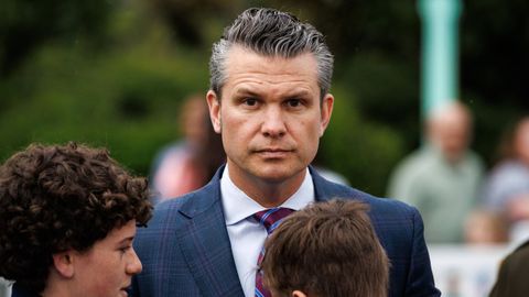 El secretario de Defensa de EE.UU., Pete Hegseth, en los jardines de la Casa Blanca