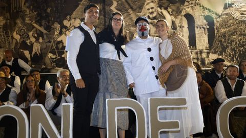 Miembros de los diferentes grupos participantes en el desfile de carros pasaron por el palco durante la entrega de los premios