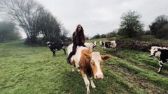 La ganadera Sara Snchez con sus vacas pastando en el monte