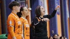 Bel�n Feal, con Irene y Macarena preparada en la banda, da indicaciones durante el partido ante el Poio en el Vista Alegre.