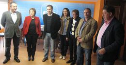 Balseiro, a la izquierda, en la sede del PP de Sarria con varios ediles y la alcaldesa de Triacastela. 