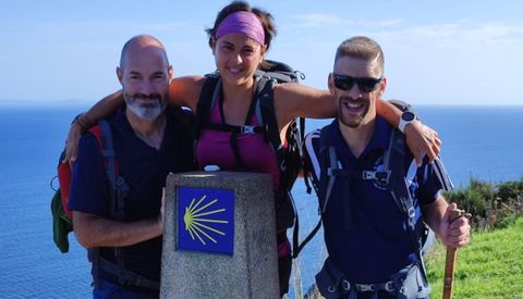 Diego, a la derecha, ayer en Fisterra junto a sus dos acompaantes italianos en las ltimas etapas del Camino.