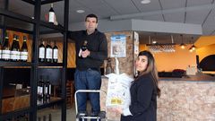 Jos� Manuel Giad�s y Hanane Bocadour, ultimando los detalles para la apertura en Boiro