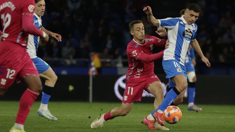 Luismi Cruz, en el centro de la imagen, presiona a Yeremay en el Dépor-Tenerife del pasado mes de abril