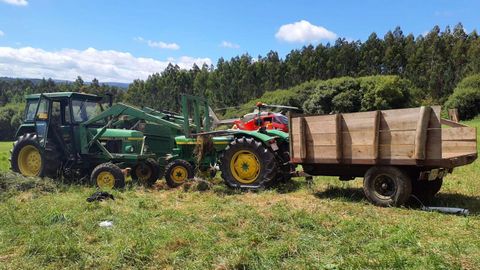 En la imagen, los veh�culos y la finca en la que se produjo el accidente de este s�bado en Cances.