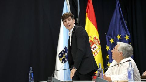 PLENO MOCION DE CENSURA EN EL CONCELLO DE RIBEIRA, DONDE LUIS PEREZ BARRAL ALCALDE DEL BNG CEDE EL BASTON DE MANDO A LA NUEVA ALCALDESA MARIA JOSE SAMPEDRO CANDIDATA DEL PP, PRIMERA MUJER EN ESTE PUESTO.