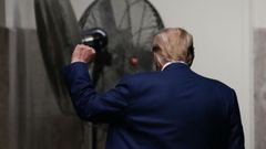 Trump, a su llegada al juicio penal por comprar el silencio de la actriz porno Stormy Daniels.