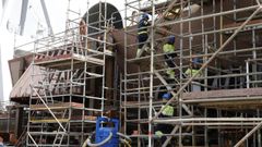 La industria es el sector con menos parados; en la foto, trabajos en la grada de Navantia