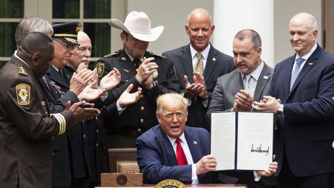 Donald Trump firm� la orden ejecutiva rodeado de responsables policiales