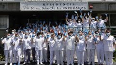 Los sanitarios de la residencia Nuestra Seora de La Esperanza de Ourense muestran su alegra