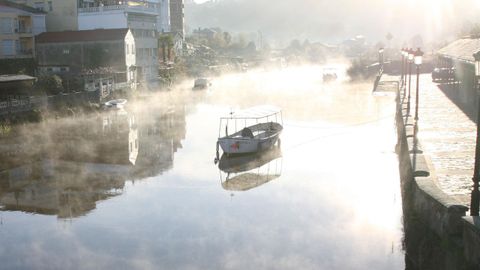 Imagen de archivo del r�o Mandeo, entre la niebla