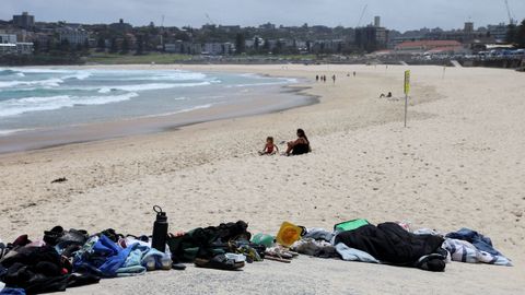 En la playa de Bondi, una de las m�s famosas de Australia, quedaron abandonadas las pertenencias de parte de los dos millares de asistentes a la celebraci�n Januc�