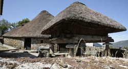Dos de las construcciones tradicionales de la aldea prerromana. 
