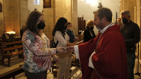 Imposici�n de medallas a tres nuevos cofrades en la iglesia de Santa Mar�a A Antiga do Carami�al