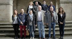 El equipo de gobierno al completo, a las puertas del concello tras anunciar el reparto de �reas. 