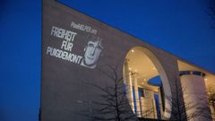 Proyecci�n de luz con el lema �Libertad para Puigdemont� exhibida anoche por un artista fuera de la canciller�a alemana en Berl�n