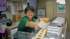Tras el expositor de la tienda The Bio Factory, Beatriz Barro trabaja rodeada de pantallas.