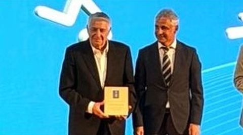 Paco Doblas, en el momento de recibir la distinci�n al m�rito deportivo.