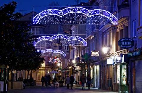 Alumbrado navide�o instalado el a�o pasado en la calle Cardenal por el centro comercial urbano.