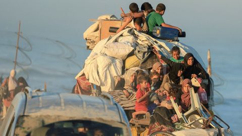 Desplazados palestinos rumbo al sur de la Franja de Gaza