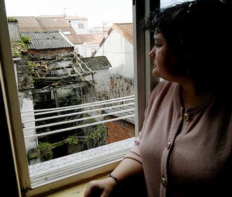 Mar�a del Mar tiene una vivienda con vistas a varias casas ruinosas. 