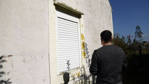 Ventana que forzaron para entrar en la vivienda